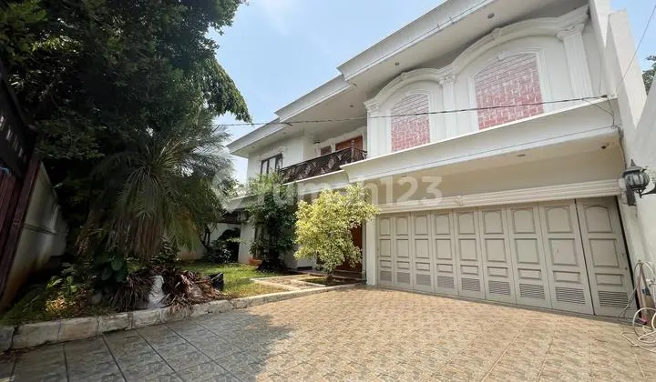 Rumah 2 Lantai Semi Furnished di Pejaten Barat