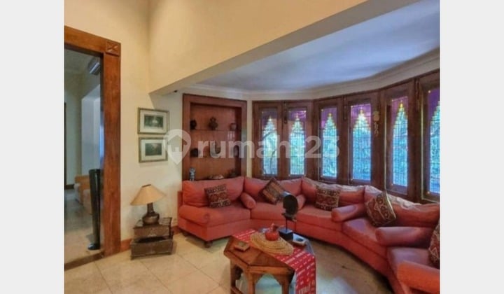 Rumah Hook Mewah di Menteng Jakarta Pusat