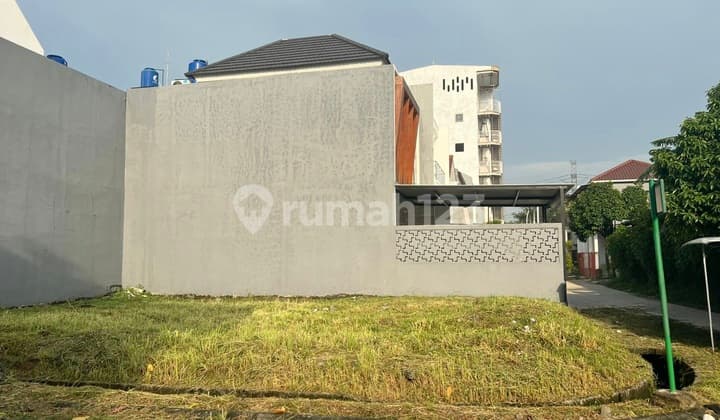 For Sale: Cluster Clematis Corner Land Plot (Hook) at Metland Puri