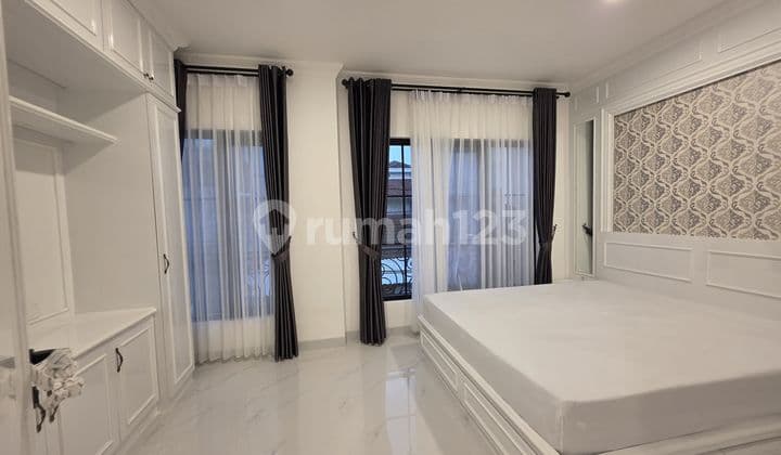 Jual Rumah Baru 2 Lantai 5X10 Fully Furnished Strategis Hadap Barat di Sunter, Jakarta Utara