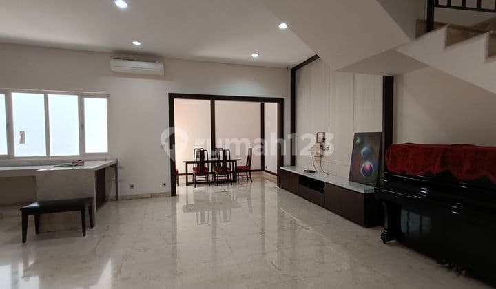 Dijual Rumah 3 Lantai di Golf Resident