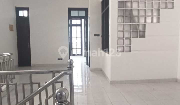 Sewa Rumah Siap Huni 2 Lantai 6X17 Strategis Hadap Utara di Kelapa Gading, Jakarta Utara
