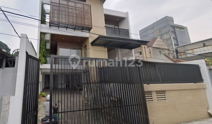 Dijual Rumah Mewah 3 Lantai di Kebayoran Baru Lokasi Strategis