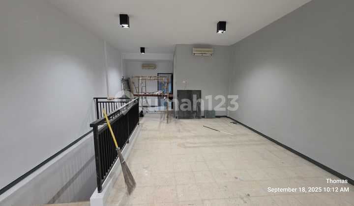 Ruko Darmo Park 2 Lantai, Sudah Renov, Siap Pakai, AC 4 Unit.