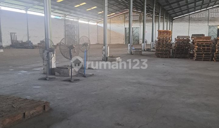 Disewakan Gudang 11.000m2, Kalianak Barat, Parkir Luas Siap Pakai