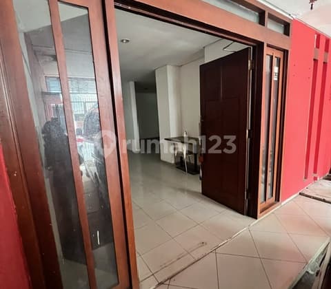 For Sale: House in a strategic location near Pondok Indah Mall.