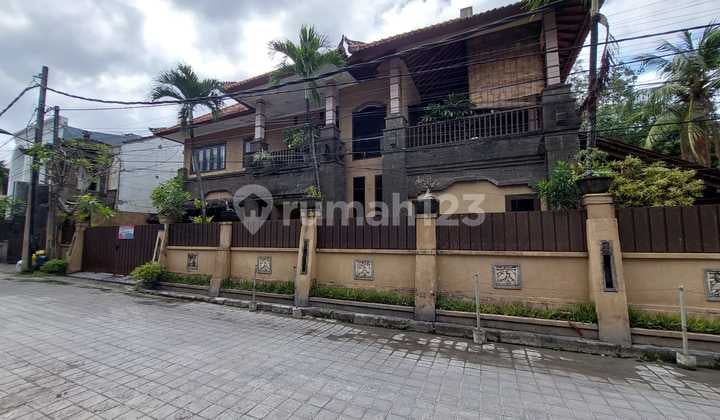 Villa Mewah dan Besar untuk Hunian di Lokasi Nyaman dan Tenang - Seminyak, Badung