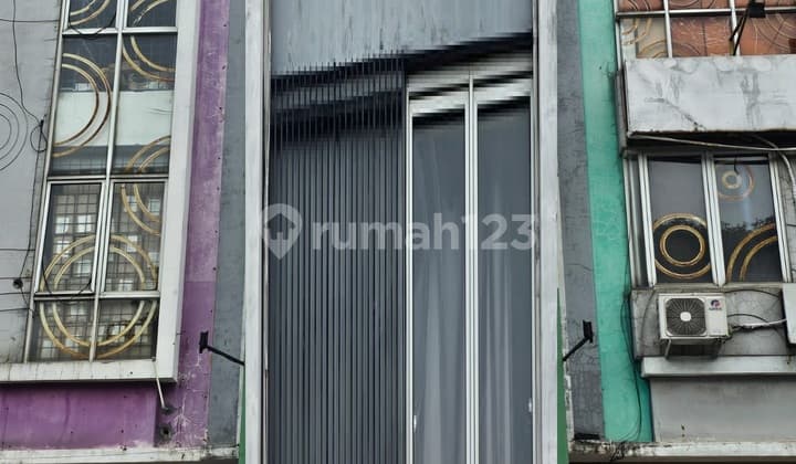 Jual Cepat! Ruko Glaze Siap Huni Lokasi Strategis Hadap Jalan Raya di Gading Serpong - Tangerang