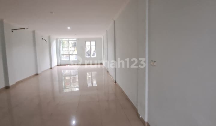 Sewa Ruko 3 Lantai Siap Pakai di Villa Melati Mas, Tangerang Selatan