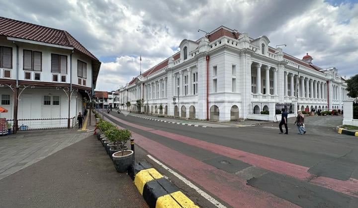 Building for Sale Next to Bank Indonesia Museum and Kota Tua Station
