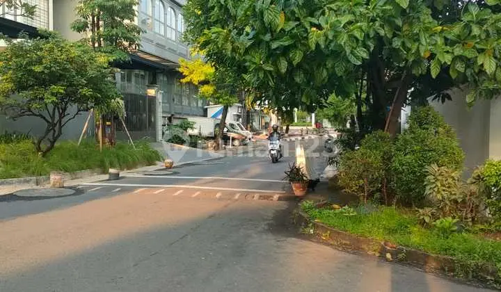 Sell Luxury House. Hook. Kebayoran Baru. 3 Flrs. Ready to Occupy