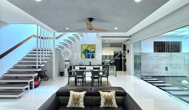 House with a Strategic Location in a Complex, One Step to the Mall in Kebayoran Lama.