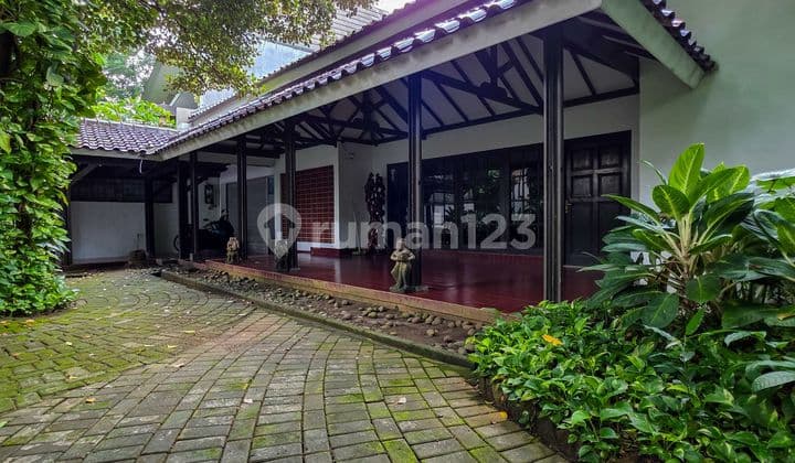 Classic Row House on a Wide Street in Kebayoran Baru