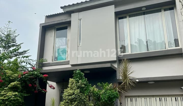 Rumah Bagus dengan Taman yang Luas Lokasi Emas Dekat Pusat Kota!!