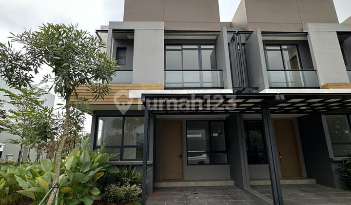 Rare Item! Unit Hoek Nempel Taman - Rumah Cantik Siap Huni!