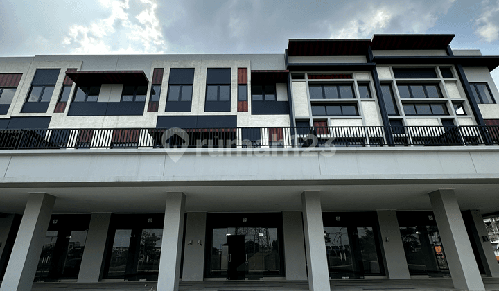 Ruko Siap Usaha! Hadap Jalan View Danau 3 Lantai di Gading Serpong