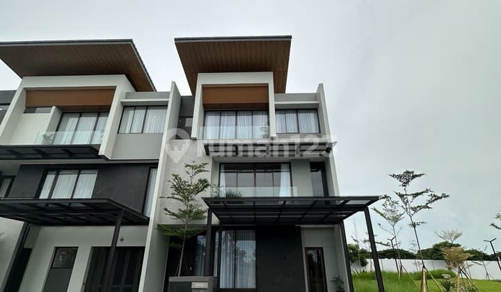 Rumah Sultan Super Luas 3 Lantai dengan Privat Lift Dipusat BSD!