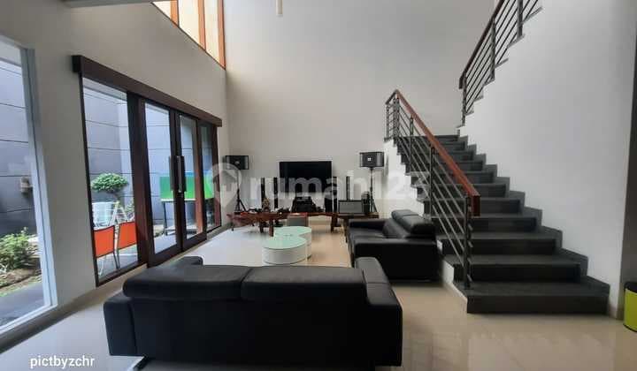 Rumah Mewah Full Furnished di Batununggal, Bandung