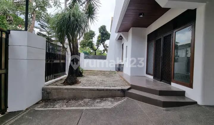 Rumah Hadap Timur Taman Kebon Jeruk Intercon Jakarta Barat