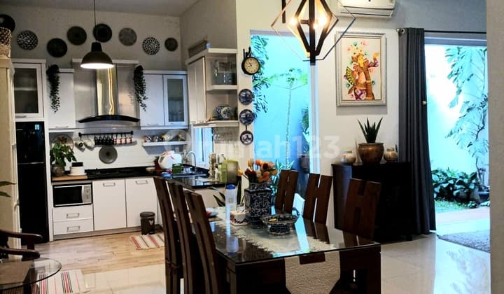 Dijual Rumah Cantik Dan Strategis Bsd. Kondisi Mulus, Siap Huni.