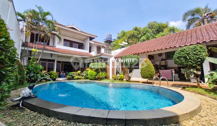 Rumah Siap Huni Taman Luas Bentuk Tanah Persegi Akses Jalan Lebar Area Ciputat