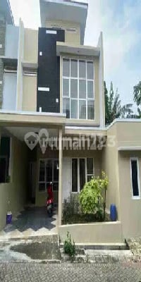 Murah. Rumah Siap Huni 2 Lantai Dalam Cluster One Gate di Pondok Kelapa Duren Sawit