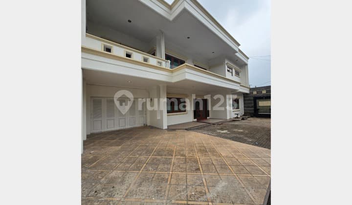 Rumah 2 Lantai Siap Huni, Garasi 7 Mobil di Tebet Jakarta Selatan