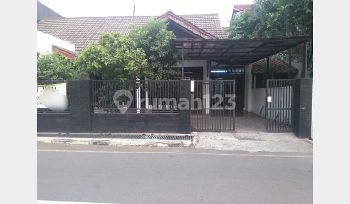 Rumah Besar di Jalan Utama Komplek AU Jatiwaringin, Jakarta Timur