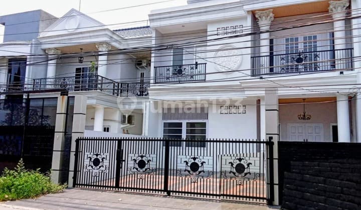 Rumah Baru Classic Ada Kolam Renang dalam Komplek Cinere, Depok