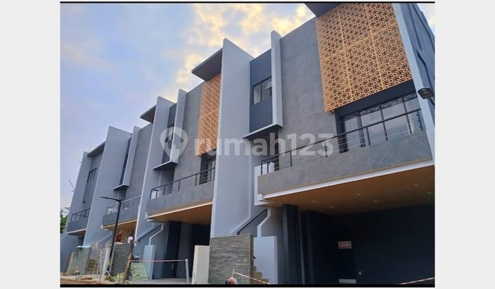 Rumah Mewah 3 Lantai SHM di Kebayoran Lama, Jakarta Selatan