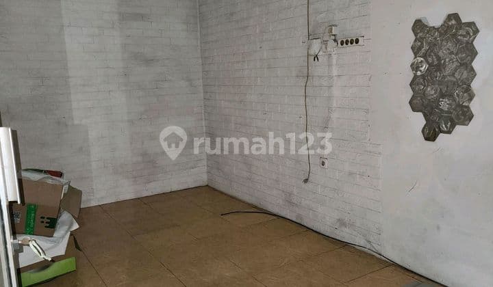 Stand Tempat Usaha Di Jalan Raya Petemon Kali
