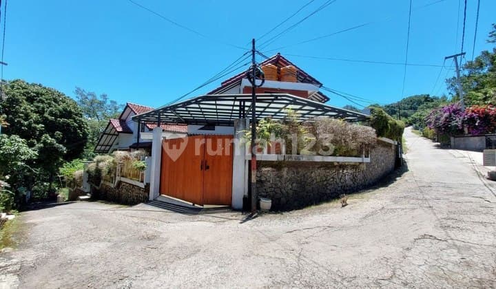 Rumah 2 Lantai Dikawasan Asri Ciburial - Dago Pakar Timur - Bandung