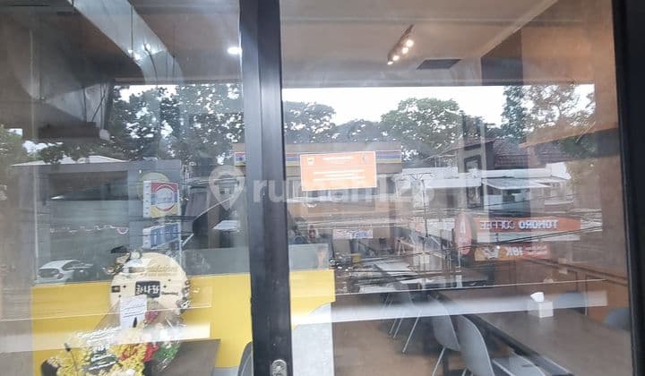 Dijual Ruko Lokasi Strategis di Mainroad Dipati Ukur Bandung100 M2listrik : 2.200 Wattlebar Muka : 5Mpanjang : 12,6Mkm : 2Lantai : 2Air : Jetpumphadap : Baratcarport : 1 Mobilakses : 4 Mobilunfurnishedcocok untuk Cafe, Klinik, Kantor, dan Lainnyadekat Uni