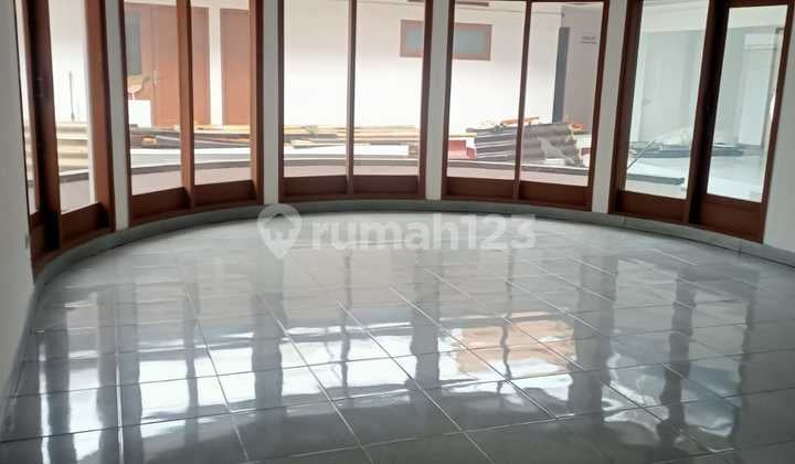 For Rent: Commercial Space in Downtown Bandung, Dago Main Road. Ideal for Bank Office, Cafe, Showroom. Close to Bip Mall, ITB Campus, Bromeus Hospital, Factory Outlet, Unpad Campus, Unikom Campus, McDonald's Dago Intersection.