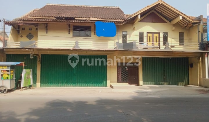Rumah Besar di Pinggir Jalan Raya Banjaran