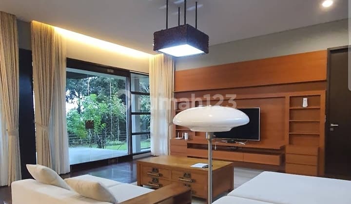 Villa Megah dengan Interior Solid Wood di Dago Resort Bandung