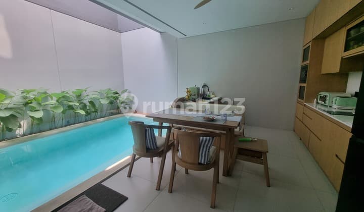 Rumah Thematic Mewah Unik dengan Kolam Renang di Kota Baru Parahyangan