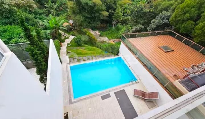 Villa dengan Backyard Luas dan Instagramable di Dago