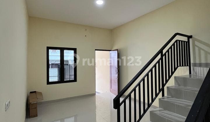 Rumah 3 Lantai di Tanjung Duren Jakarta Barat Depan Jalan Row 2 Mobil dan bisa KPR