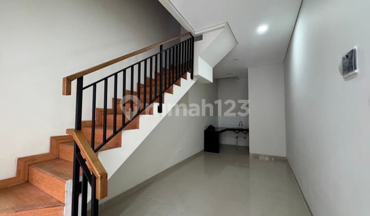 Rumah Baru 3 Lantai Lokasi Strategis di Tomang Jakarta Barat Harga Dibawah 2M