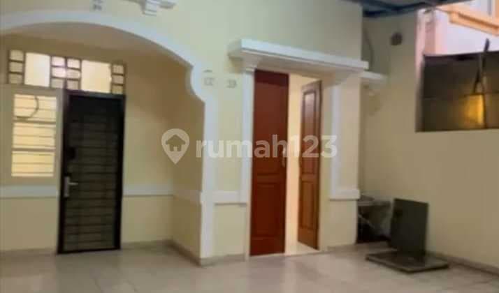 Disewakan Rumah 6X20m² 2 Lantai di Taman Palem Lestari Jakarta Barat Bebas Banjir