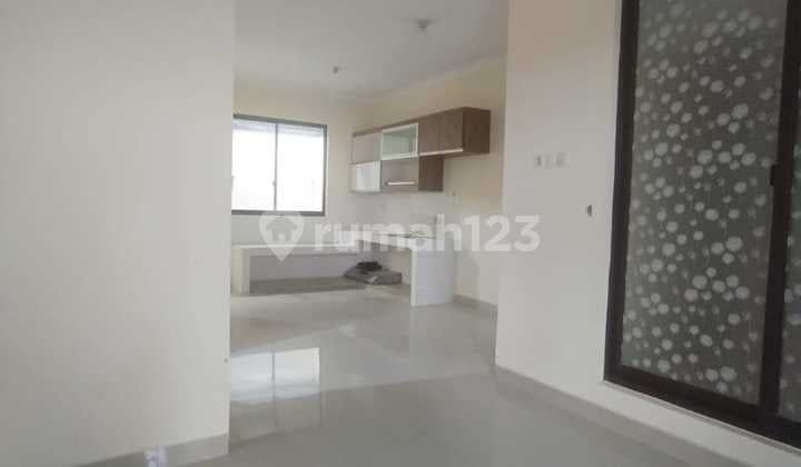 Disewakan Rumah Casa Jardin 6X15m² 2 Lantai di Jakarta Barat Siap Huni Bebas Banjir