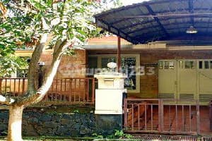 Rumah Bagus Siap Huni Di Lingkungan Elit Di Tengah Kota. Fully Furnished Posisi Hoek Security 24 Jam. Sangat Cocok Untuk Tempat Tinggal Dan Penyewa Ekspatriat