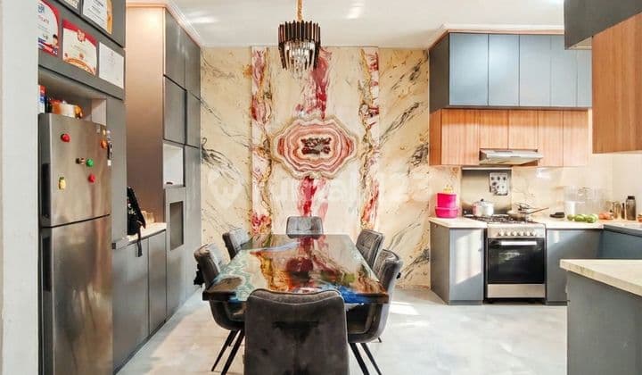 Rumah 2 Lantai dengan 12 Kos-Kosan Putri Kamar Ekslusif di Kawasan Strategis di Kebayoran Baru, Jakarta Selatan