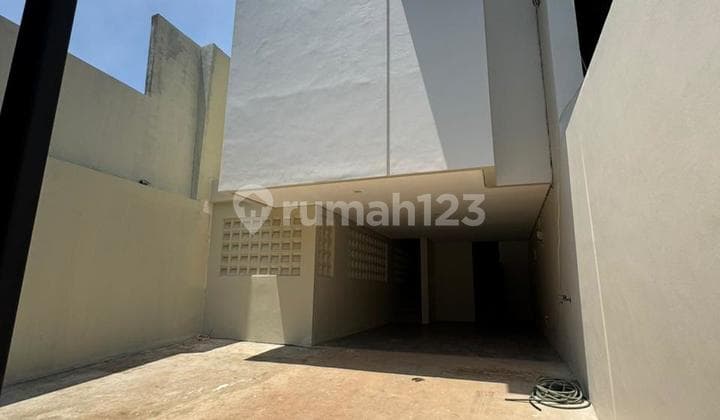 Rumah Baru dengan Kolam Renang Lokasi di Dalam Townhouse di Kemang Jakarta Selatan