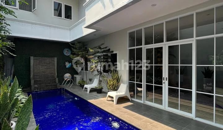 Rumah Siap Huni Dengan Kolam Renang Dan Kondisi Full Furnished Lokasi Di Dalam Perumahan Besar Di Kebayoran Baru