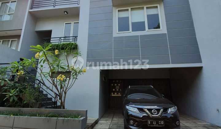Rumah 3 Lantai dengan Rooftop Pemandangan Kota, di Dalam One Get System di Lebak Bulus