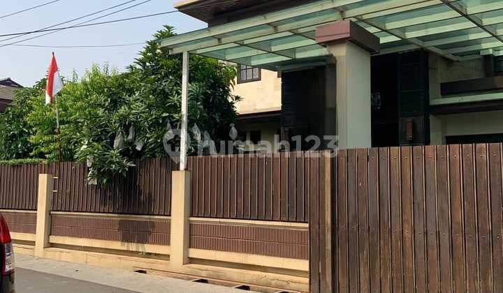 Rumah dengan Kolam Renang Indoor di Jalan Kesehatan Pesanggrahan Jakarta Selatan
