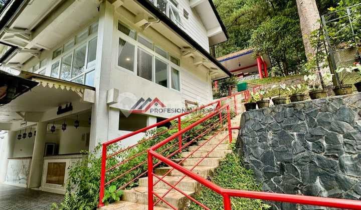 Ready-to-Use Villa with 6 Bedrooms (En Suite) Located Inside Villa Mega Indah Estate Housing