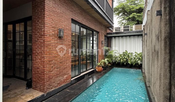 Selalu Tersewa!! Cocok untuk Investasi !! Rumah Cantik dengan Kolam Renang di Dalam Townhouse Lokasi di Cipete Jakarta Selatan